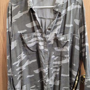 Express Long Sleeve Camouflage Top with Snap Fasteners Size XL
